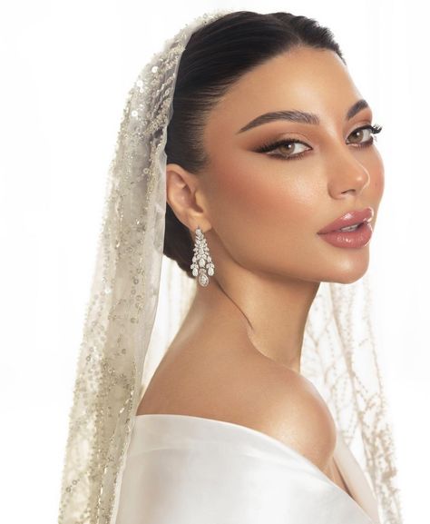 Wedding Makeover/ makeup looks/ makeup ideas/eye makeup/ eye shadow looks/ lips/ lipsticks /liparts /hairstyles/ earrings/ white Walima Makeup, Henna Makeup, Bride Hairstyles With Veil, Wedding Makeover, Modern Wedding Bouquets, Makeup Illustration, Simple Wedding Gowns, Arab Wedding, Stylish Nails Designs