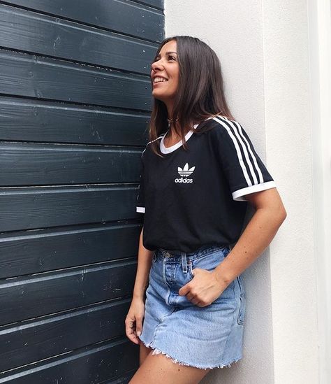 Adidas Superstar Outfit, Superstar Outfit, Looks Adidas, Adidas Outfits, Look Adidas, Sport Clothes, Denim Skirt Outfits, Simple Summer Outfits, Basic Fashion