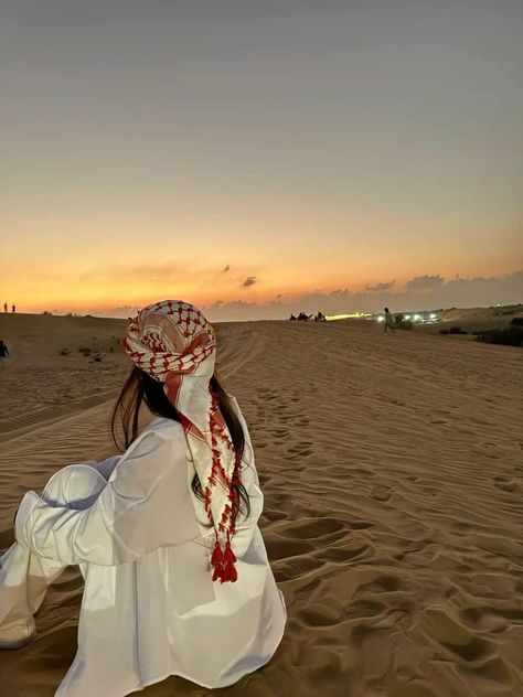 Desert Instagram Pictures, Dubai Vacation Outfits, Sahara Desert Outfit, Desert Outfit Ideas Dubai, Dubai Desert Outfit, Desert Outfit Ideas, Baby Blue Iphone Wallpaper, Nas Hip Hop, Desert Princess