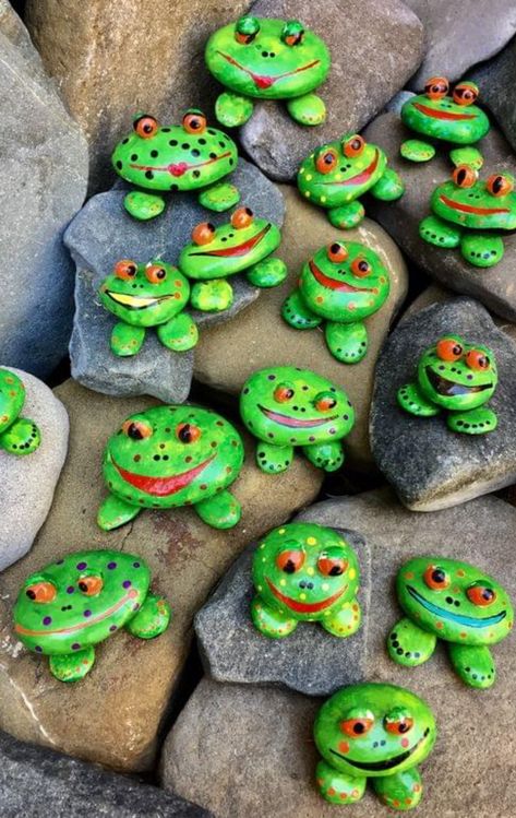 Frog Rock, Pebble Garden, Garden Frogs, Non Toy Gifts, Hilarious Photos, Painted Rocks Diy, Garden Art Sculptures Diy, Garden Artwork, Garden Art Crafts