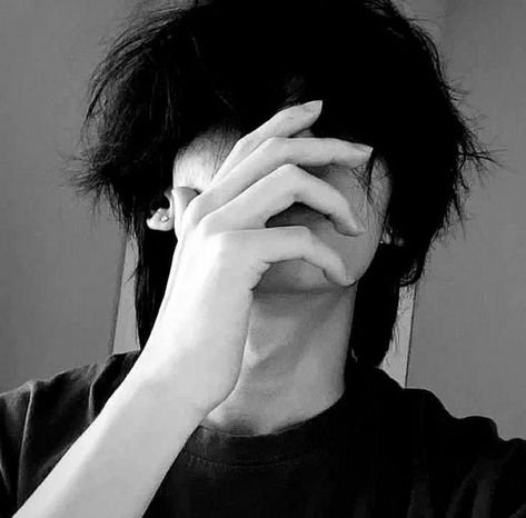 Tomboy Photography, Emo Boy Aesthetic, Rp Boy, Aesthetic Boys Outfit, Chicos Aesthetic, Black Hair Boy, Yandere Girl, Bts Black And White, Cute Asian Guys