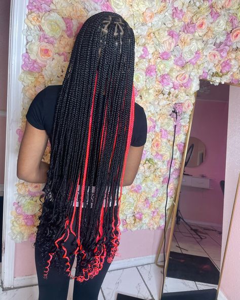 Pink Peekaboo Knotless Braids With Curls, Red Peekaboo Knotless Braids With Curls, Peekaboo Knotless Braids With Curls At The End, Long Peekaboo Braids With Curls, Long Peekaboo Braids, Peek A Boo Box Braids Red, Knotless Braids With Curly Ends Peekaboo, Red Peekaboo Knotless Braids, Black And Pink Braids With Curls