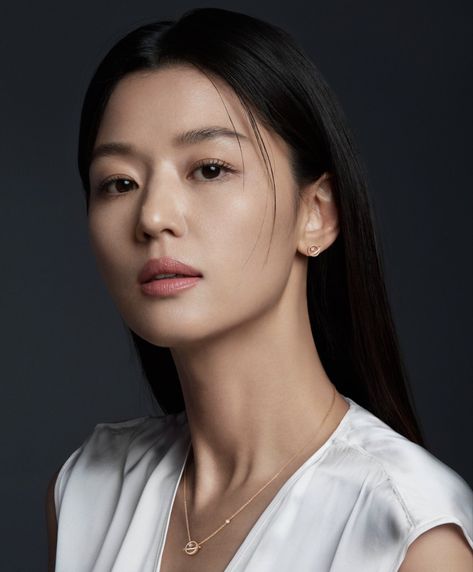 Celebrity Headshots, Jun Ji Hyun Fashion, Jun Jihyun, Model Headshots, Jun Ji Hyun, Hair Scarf Styles, Ji Hyun, Korean Star, Beauty Portrait