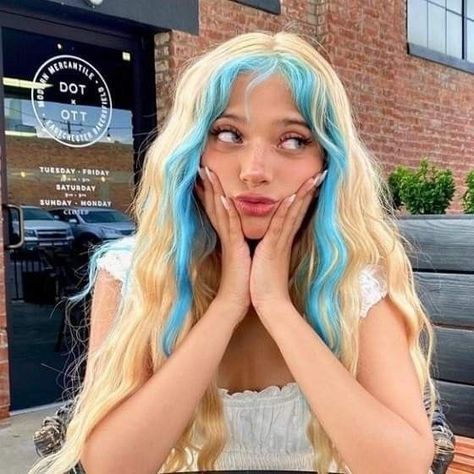 Tiffany Aesthetic, Brown Hair With Pink Highlights, Lagoona Blue, Long Hair Tutorial, Kawaii Hairstyles, Pretty Hair Color, Aesthetic People, Dye My Hair, Mermaid Hair