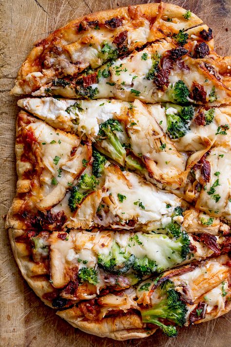 Chicken and Broccoli Grilled Pizza Sundried Tomato Pizza, Broccoli Grilled, Broccoli Pizza, Pizza Gourmet, Tomato Pizza, Pizza Roll, Chicken And Broccoli, Sundried Tomato, Grilled Pizza