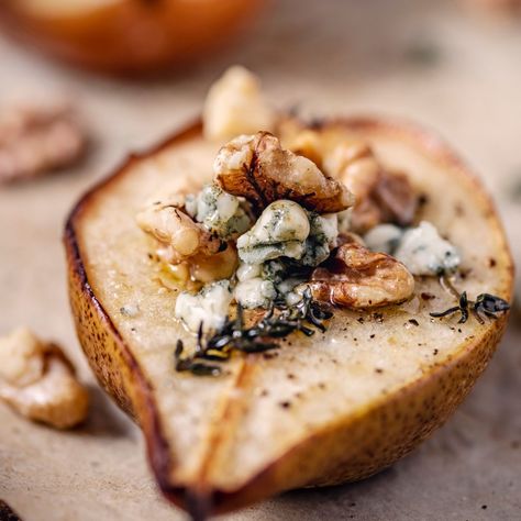 Baked Pears with Blue Cheese and Walnuts Pears With Blue Cheese, Fig Balsamic Vinegar, Ripe Pears, Baked Pears, No Cook Appetizers, Elegant Appetizers, Walnut Recipes, White Balsamic Vinegar, Pear Recipes