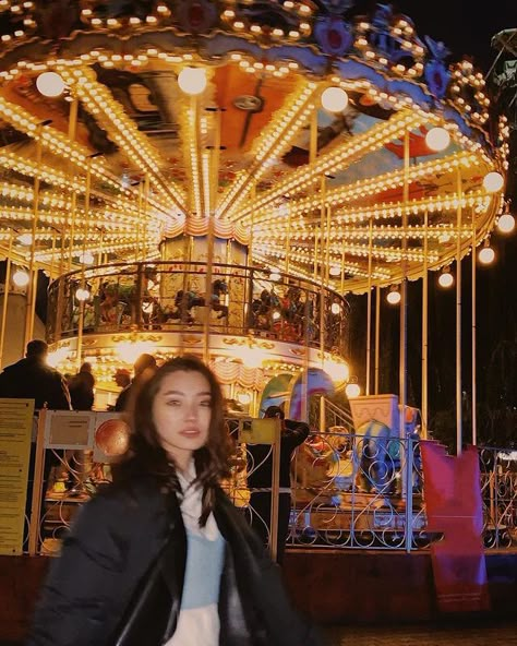 Poses For Amusement Park, Night Carnival Photography, Fair Photos Aesthetic, Amusement Park Pose Ideas, Theme Park Pose Ideas, Carnival Photoshoot Ideas, Instagram Fair Picture Ideas, Outfit Parc Attraction, Aesthetic Carnival Pictures