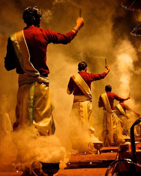 Jaypore on Instagram: “Benaras, where chaos is interspersed with spirituality. Where every winding lane has a story to tell and richness finds expression in…” Amazing India, India Culture, Great River, Photography Help, We Are The World, Indian Aesthetic, Indian Art Paintings, South Asia, Hindu Art