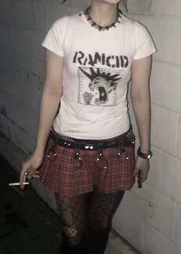 1990s Punk Fashion, Alt T Shirt Outfit, Outfit Ideas Plaid Skirt, Punk 90s Fashion, 90s Riot Grrrl Fashion, Girl Punk Outfits, London Punk Aesthetic, Simple Punk Outfits, 90s Punk Fashion Women