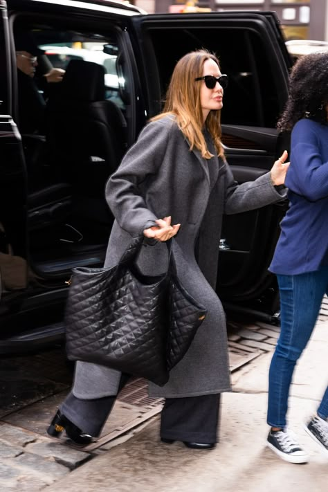 Zahara Jolie Pitt, Girl Outfits Aesthetic, Gray Wool Coat, Jolie Pitt, Street Style Bags, Black Wool Coat, Wool Overcoat, Oversized Tote Bag, All Black Outfit