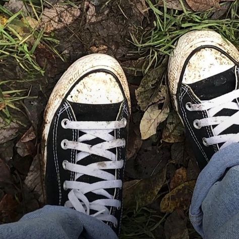 6/15/24 | 🌿📷🪵 Green Converse Aesthetic, Black Converse Aesthetic, Converse Shoes Aesthetic, All Star Aesthetic, Dirty Converse, Throw Like A Girl, Vans Aesthetic, Converse Aesthetic, Green Converse