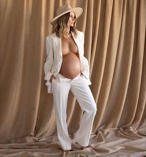 Black And White Maternity Photos, Photoshoot Los Angeles, Black And White Maternity, Elegant Maternity Dresses, Baby Bump Photoshoot, Maternity Studio Photoshoot, Cute Pregnancy Pictures, Pregnancy Belly Photos, Photoshoot Maternity