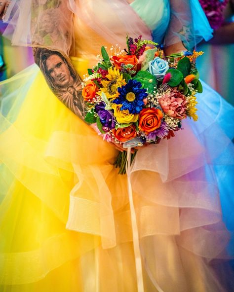 Rock n Roll Bride Magazine (@rocknrollbridemagazine) • Fotos e vídeos do Instagram Witch Wedding Ideas, Rock And Roll Bride, Rock N Roll Bride Magazine, Witch Wedding, Rainbow Dresses, Floral Template, Bride And Her Bridesmaids, Maximalist Fashion, Maximalist Style