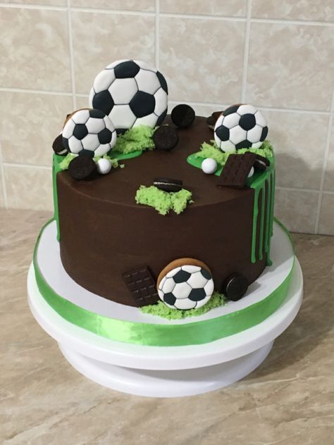 Chocolate Soccer Cake, Birthday Cale, Soccer Birthday Cakes, Soccer Cake, Football Birthday Party, Football Cake, Soccer Birthday, Football Birthday, Diy Birthday Party