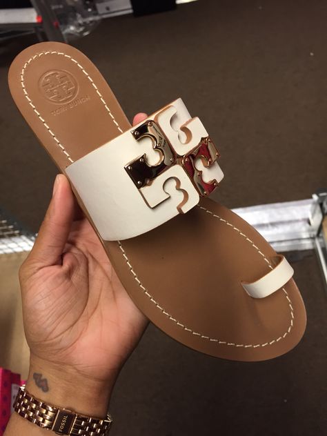 Tory Burch Slippers, Designer Sandals Flat, Elegant Shoes Heels, Fancy Sandals, Designer Slides, Pretty Sandals, Trendy Shoes Sneakers, Mode Zara, All Nike Shoes