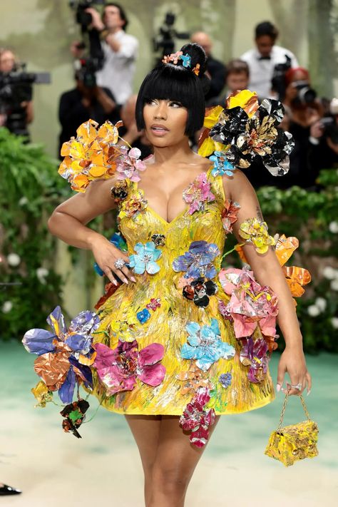 Nicki Minaj blooms in 3D floral minidress at 2024 Met Gala Art Perspective, Official Dresses, Met Gala Outfits, Nicki Minaj Pictures, Met Gala Red Carpet, Female Celebrities, Influencers Fashion, Fashion Event, Red Carpet Dresses