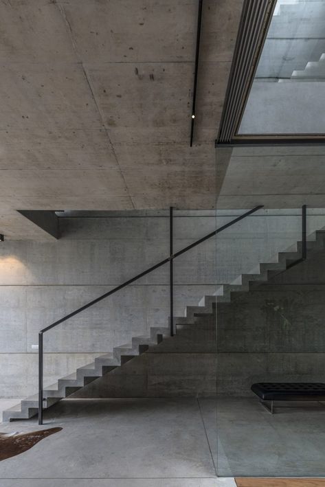 Concrete Staircase, Concrete Interiors, Concrete Houses, Concrete Architecture, Concrete Walls, Stairs Architecture, Concrete Stairs, Concrete Home, Lan Can