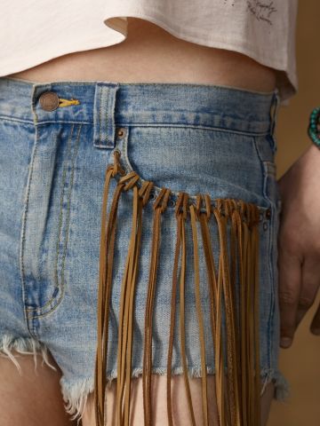 Diy Fringe Shorts, Fringe Outfit, Ropa Upcycling, Macrame Clothes, Denim Fringe, Fringe Shorts, Tassel Shorts, Looks Country, Diy Shorts