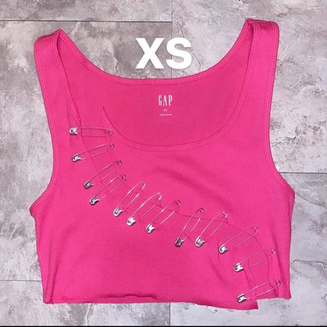 Safety Pin Crop Top, Safety Pin Shirt, Shirt Crop Top, Diy Fashion Clothing, Pretty Shirts, Artist Outfit, Swag Outfits For Girls, Crop Top Outfits, Beauty Clothes