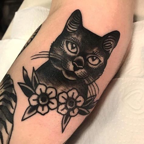 Jessica O, Instagram Chat, Traditional Black Tattoo, Black Cat Tattoos, Cat Tattoo Designs, Spooky Tattoos, Old School Tattoo Designs, Tattoo Project, Girly Tattoos