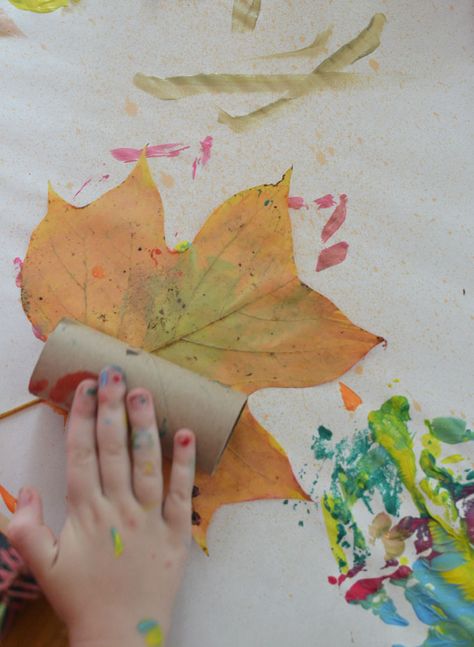 Leaf painting is a wonderful way to combine nature art with process art for kids. Preschool Leaves And Trees Art, Painting With Nature Preschool, Reggio Leaf Activities, Painting With Leaves Preschool, Leaf Painting Preschool, Nature Art For Preschoolers, Leaves Printing Art, November Process Art Preschool, Painted Leaf Art