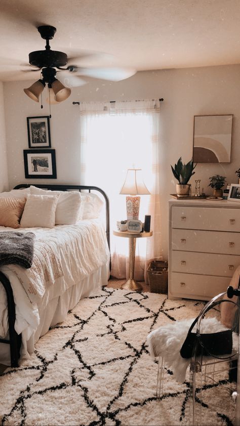 Western Bedroom Decor, Decor Ideas Bedroom, Dorm Room Inspiration, Redecorate Bedroom, Cozy Room Decor, Boho Bedroom Decor, Teen Bedroom Decor, Room Design Bedroom, Room Makeover Bedroom