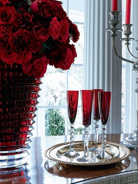 [CasaGiardino]  ♛  Carolyne Roehm Baccarat Holiday Bandeja Bar, Vase Deco, Baccarat Crystal, Bead Stringing, Baccarat, Beautiful Table, Stemware, Christmas Table, Champagne Flute