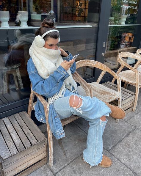 Eat Muffs Outfit, Earmuffs Outfit Winter, Earmuff Outfits, Botas Ugg Outfit, Cozy Outfit Aesthetic, Earmuffs Outfit, Style Uggs, Uggs Outfit Ideas, How To Style Uggs