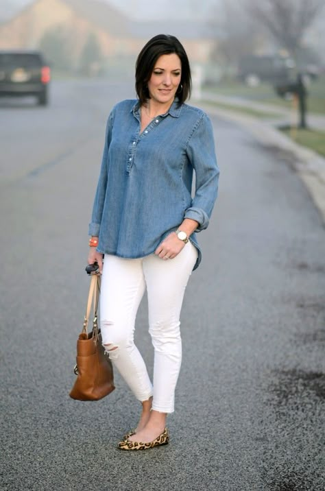 Loving this crisp and chic look for spring! Chambray shirt, white distressed ankle skinnies, and leopard ballet flats! White Leopard, Chambray Shirt, White Pants, Outfit Casual, Outfits Casuales, Chic Look, Work Outfits, Spring Outfits, White Jeans