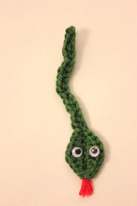 Cute little Snake Pattern Snake Bookmark, Crocheted Bookmarks, Crochet Snake, Crochet Tiny, Crochet Critters, Crochet Appliques, Crochet Fish, Crochet Heart Pattern, Crochet Halloween