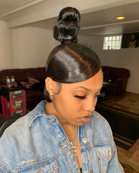 Mary Jane✨ on Instagram: “Something NEW✨‼️ High knot bun with swoop and edges ✨😍👑 #HBMJ #mjontheslay #appointmentsavailable #hairbymj #stayhome #highbun #knotbun…” Hairstyles Elegant, Top Knot Bun, Weave Ponytail Hairstyles, Sleek Ponytail Hairstyles, Weave Ponytail, Knot Bun, Girls Hairstyles Braids, Hair Ponytail Styles, Hair Laid