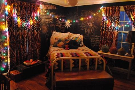 Bett schräg ins Zimmer gestellt, die Tafelwände und bunte Lichterkette. Win! Indie Bedroom Ideas, Hipster Room, Hipster Bedroom, Indie Bedroom, Hippie Bedroom, Hippy Room, Tumblr Rooms, Bedrooms Ideas, Perfect Room