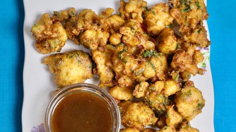 Gobi Pakoras (Crispy Cauliflower Fritters) - Manjula's Kitchen - Indian Vegetarian Recipes Cauliflower Pakoda, Paneer Pakora, Pakoda Recipe, Veggie Fritters, Lentils Vegan, Crispy Cauliflower, Indian Vegetarian Recipes, Indian Cheese, Kitchen Indian