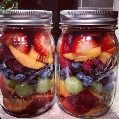 Mason Jar Fruit, Jar Fruit, Mason Jar Lunch, Mason Jar Salad, Mason Jar Meals, Salad In A Jar, Meals In A Jar, Diy Hacks, Fruit Salad