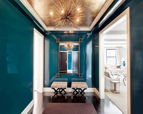 Gold foil wallpaper on the ceiling of this modern entryway/foyer with abstract light fixture Blue Hallway, Lacquered Walls, Dark Paint Colors, Ceiling Wallpaper, Wallpaper Ceiling, Gold Ceiling, Teal Walls, False Ceiling Design, Design Del Prodotto