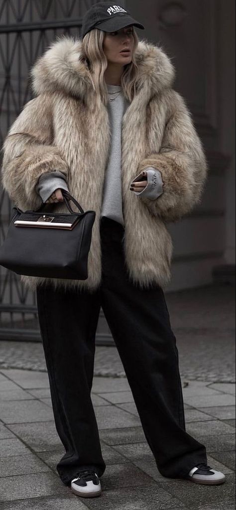 Faux Fur Coat Outfit Casual, Fur Coat Styling, Street Style Fashion Week 2023, Fur Coat Casual Outfit, Street Style Winter 2023-2024, Amsterdam Outfit Winter Street Fashion, Fur Coats Aesthetic, Black Fur Coat Outfit Street Style, Casual Fur Coat Outfit