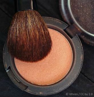 Homemade Bronzer, Diy Bronzer, Homemade Blush, Homemade Makeup, Makeup Area, Mineral Eyeshadow, Mineral Makeup, Beauty Tricks, Diy Beauty Recipes