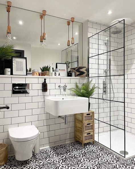 Small Shower Room, Small Showers, Stunning Bathrooms, Black And White Tiles, Renovation Design, Downstairs Bathroom, Bathroom Inspiration Decor, Apartment Bathroom, Corner Shower