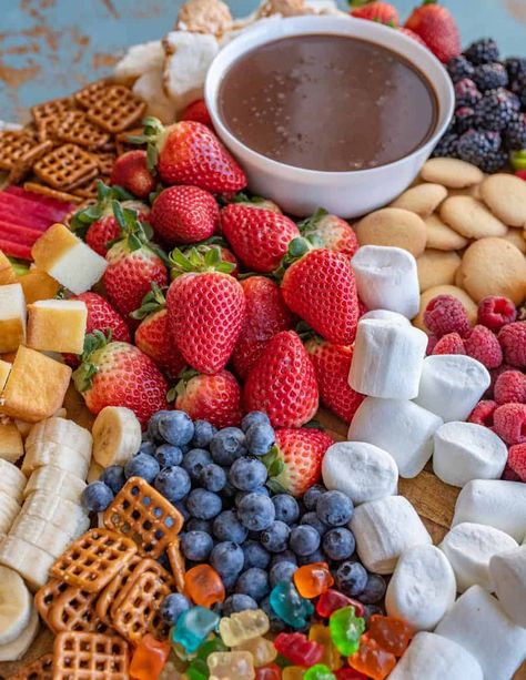 Homemade Chocolate Fondue Recipe | Easy Chocolate Dessert Idea! Easy Chocolate Fondue, Easy Chocolate Fondue Recipe, Easy Fondue Recipes, Easy Chocolate Dessert, Easy Fondue, Dessert Fondue, Fondue Dinner, Chocolate Fondue Recipe, Fondue Recipe