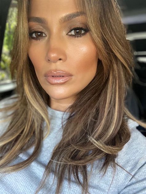 Jennifer Lopez Hair Color, Jlo Makeup, Jennifer Lopez Makeup, Jlo Hair, Jennifer Lopez Hair, Celebrity Makeup Artist, Hair Colorist, Hair Color Trends, Flawless Skin