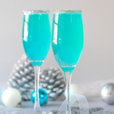 Tiffany Mimosas Appetizers In Champagne Glasses, Tiffany Blue Cocktail Drink Recipes, Tiffany Blue Mimosa, Tiffany Blue Drinks Cocktails, Tiffany Mimosa Recipe, Cotton Candy Mimosa Bar, Blue Mimosa Bar, Summer Mimosa Recipe, Blue Mixed Drinks Alcohol