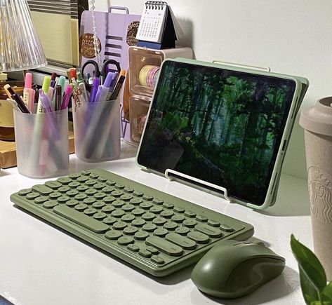 I Pad Keyboard Aesthetic, Keyboard Laptop Aesthetic, Muji Pens, Ipad Features, Rose Iphone Case, Medical School Life, Ipad Essentials, Creative Iphone Case, Custom Consoles