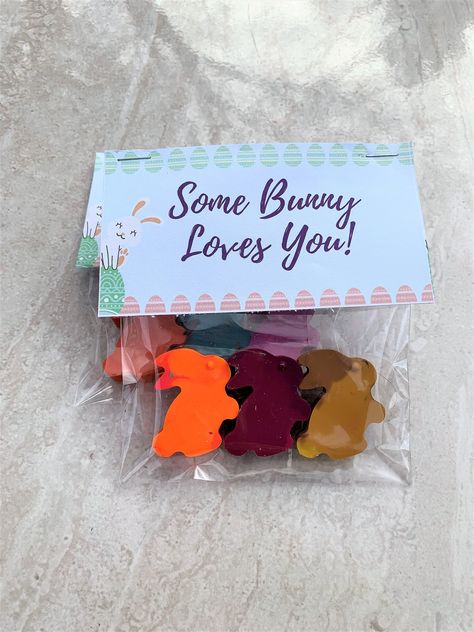 Crayon Ideas, Easter Crayons, Nye Decorations, Making Crayons, Crayon Gifts, Easter Basket Stuffers, Some Bunny Loves You, Easter Gifts For Kids, Easter Gift Baskets