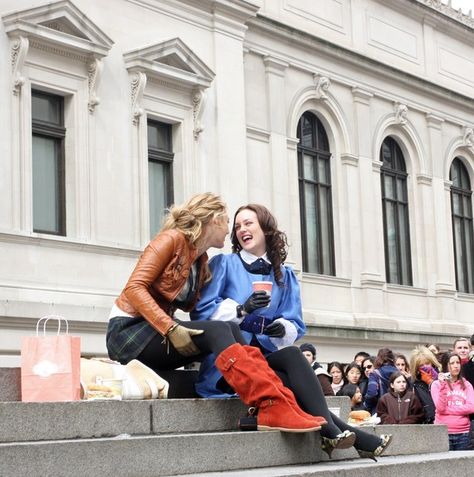 sit on the steps like we're in Gossip Girl...and go inside and look at the art I suppose The Met Steps, Blair And Serena, Blair Waldorf Style, Gossip Girl Blair, Tv Musical, 13 Going On 30, The Great Hall, Hate Mondays, Empire State Of Mind