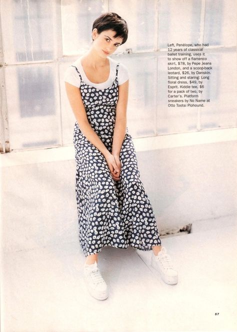 How super-cool and stylish you felt wearing slip dresses with baby tees underneath. | 55 Things Only ’90s Teenage Girls Can Understand Moda Grunge, The 90s Fashion, Shalom Harlow, Moda Hippie, Mode Editorials, 90s Trends, Estilo Hippie, 90s Models, Carla Bruni