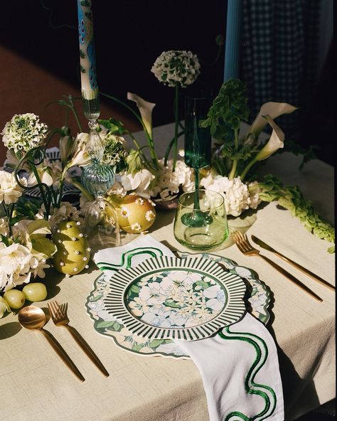 Keeping it quite classy at our spot for the best slice in the state 🍕 Location @constantlypizza Photo @ggabriella #antibride #coolbride #uniquebride #newenglandwedding #newenglandweddings #newhampshirewedding #vintagepizzashop #pizzashopaesthetic #vintageaesthetic #springtablescape #tablescapeinspo #modernflorist #newenglandliving #weddingflorist #retrovenue #film #weddingfilm #filmphotography #springfloralarrangement European Wedding Table Setting, Vogue Wedding Table Setting, Antibride Aesthetic, Ethereal Tablescape, Art Nouveau Table Setting, European Wedding Aesthetic, Styled Shoot Tablescape, Aesthetic Table, Cocktail Dinner