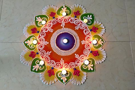 Diwali Rangoli Designs, Simple Flower Rangoli, Rangoli Designs Photos, Alpona Design, Rangoli Side Designs, Rangoli Colours, Rangoli Art, Simple Flower Design, Colorful Rangoli