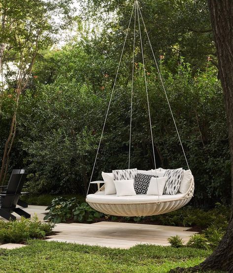 Melissa Gerstle Design on Instagram: “All the right ingredients for a perfect Sunday. #melissagerstledesign #sundaystyle #effortlessoutdoorliving #landscapedesign 📸:…” Canoe Garden, Summerhouse Inspiration, Vida Aesthetic, Swing Set Plans, Flower Magazine, Tree Bed, Backyard Trees, Backyard Swings, Swing Chair Outdoor