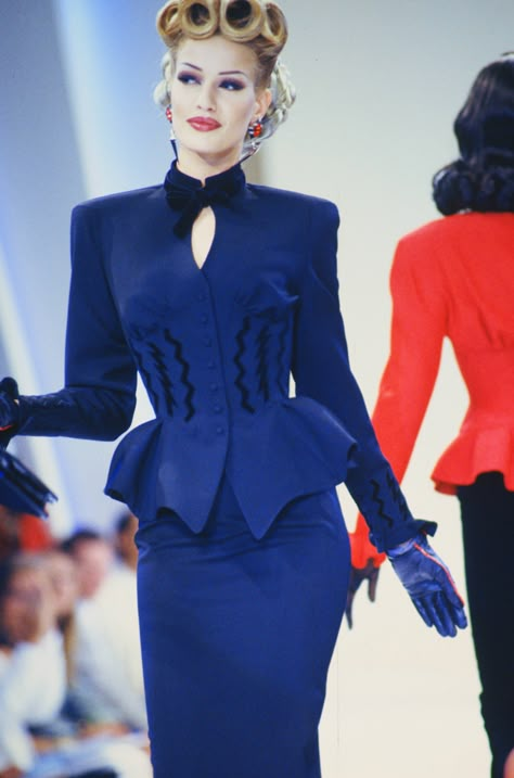 Thierry Mugler Haute Couture F/W 1992 Thierry Mulger, Thierry Mugler Haute Couture, 80's Clothes, Karen Mulder, Gala Themes, Mode Editorials, 90s Runway Fashion, Chanel Haute Couture, Power Dressing