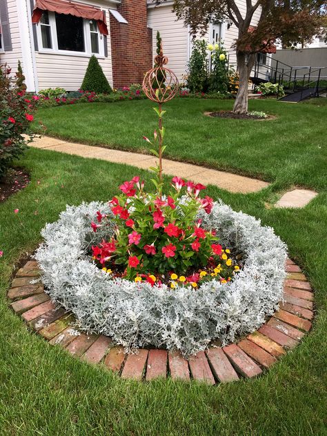 Brick Garden Edging, Small House Garden, Brick Garden, Herb Garden Design, Vertical Garden Diy, Low Maintenance Landscaping, Flowers Arrangements, Dusty Miller, Garden Edging